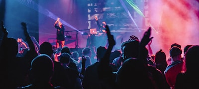 玩家部落线上社区球迷热烈讨论与互动场景